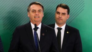 Jair-Bolsonaro-e-Flavio-Bolsonaro-Foto-Valter-Campanato-Agencia-Brasil