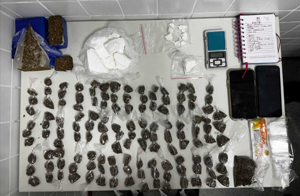 Jovens-sao-presos-com-mais-de-130-buchas-de-maconha-e-porcoes-de-cocaina-em-Feira-de-Santana-Foto-Reproducao-CETO-I-25o-BPM