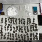 Jovens-sao-presos-com-mais-de-130-buchas-de-maconha-e-porcoes-de-cocaina-em-Feira-de-Santana-Foto-Reproducao-CETO-I-25o-BPM