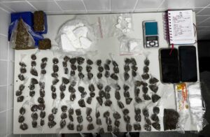 Jovens-sao-presos-com-mais-de-130-buchas-de-maconha-e-porcoes-de-cocaina-em-Feira-de-Santana-Foto-Reproducao-CETO-I-25o-BPM