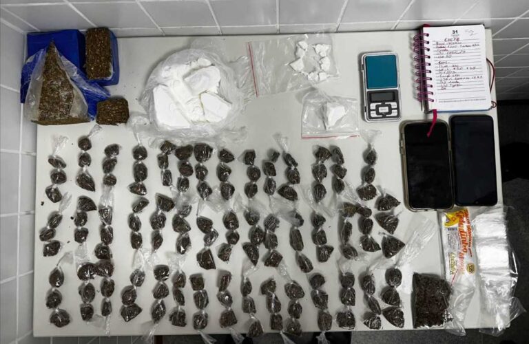 Jovens-sao-presos-com-mais-de-130-buchas-de-maconha-e-porcoes-de-cocaina-em-Feira-de-Santana-Foto-Reproducao-CETO-I-25o-BPM