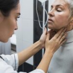Medica-verificando-pescoco-de-paciente-Foto-Reproducao-Magnific-