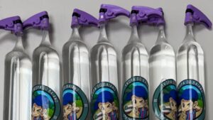 Mulher-e-resgatada-de-carcere-privado-e-entrega-lanca-perfume-do-companheiro-a-PM-foto-divulgacao-