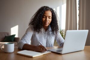 Mulher-estudando-com-computador-Foto-Reproducao-Magnific-Karlyukav