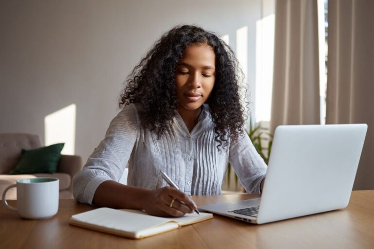 Mulher-estudando-com-computador-Foto-Reproducao-Magnific-Karlyukav