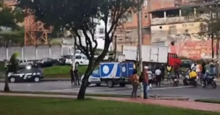Mulher-morre-em-acidente-envolvendo-motocicleta-e-carro-no-Suburbio-de-Salvador-Foto-Reproducao-Alo-Juca-200726