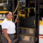 Mulher-operando-linhas-de-onibus-de-Salvador-Foto-Otavio-Santos-Secom-PMS
