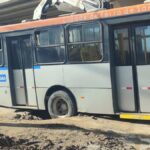 Onibus-lotado-cai-em-vala-na-obra-de-duplicacao-do-Anel-de-Contorno-Foto-Ed-Santos-Acorda-Cidade-240726