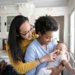 Pais-com-bebe-Foto-rawpixelcom-Freepik