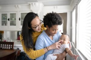 Pais-com-bebe-Foto-rawpixelcom-Freepik