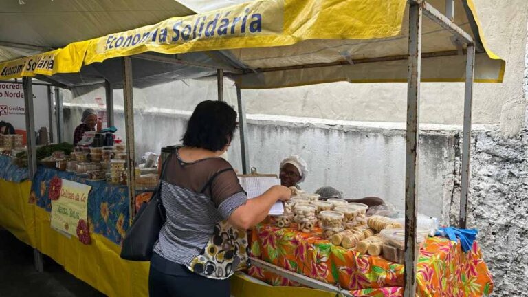Produtores-expoem-alimentos-artesanais-na-5a-Feira-da-Agricultura-Familiar-e-Economia-Solidaria