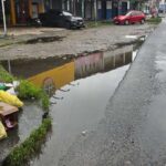 Rede-de-esgoto-a-ceu-aberto-na-Rua-L-do-Conjunto-Feira-X
