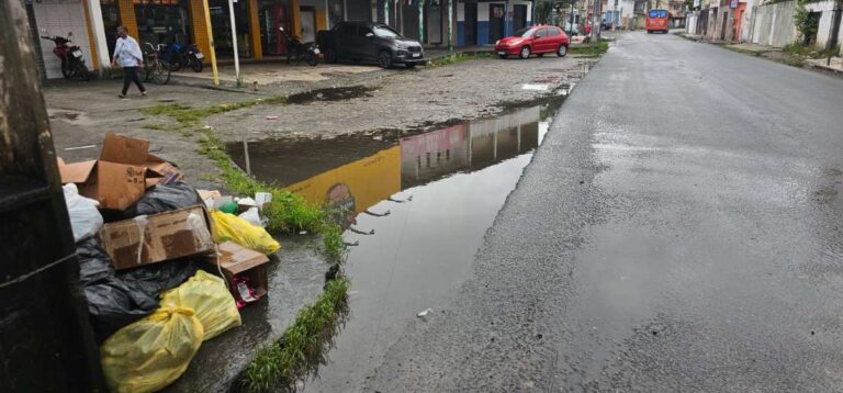 Rede-de-esgoto-a-ceu-aberto-na-Rua-L-do-Conjunto-Feira-X