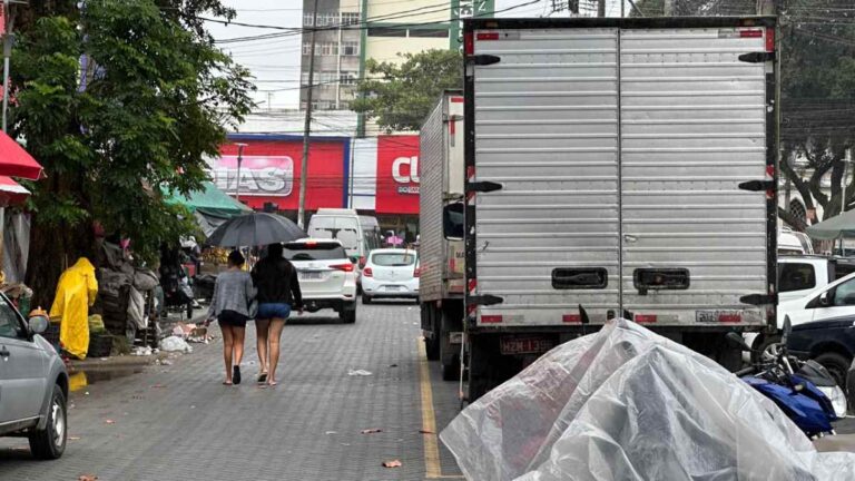 Transito-comercio-chuva-em-Feira_-foto-Paulo-Jose