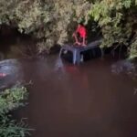 Van-escolar-com-11-estudantes-cai-em-rio-apos-falha-nos-freios-no-Reconcavo-baiano