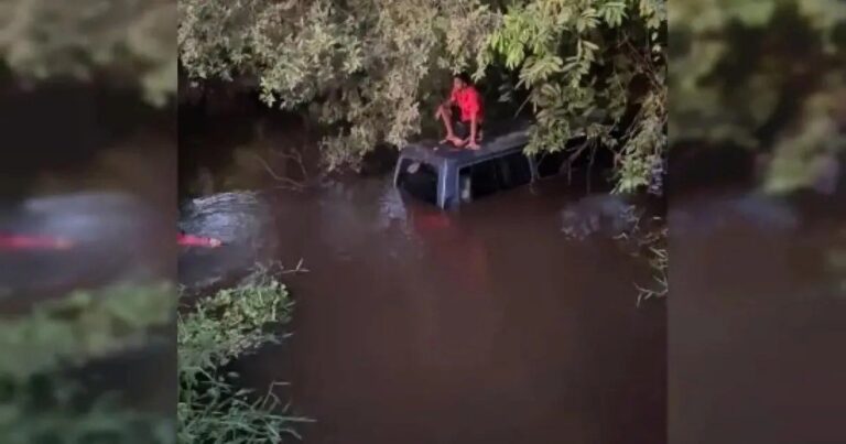 Van-escolar-com-11-estudantes-cai-em-rio-apos-falha-nos-freios-no-Reconcavo-baiano
