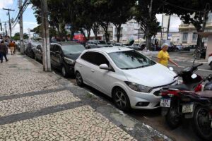 Veiculos-carros-estacionados-centro-comercio-Feira-de-Santana-Foto-Jorge-Magalhaes