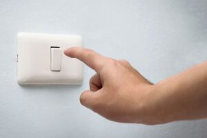 apagando-a-luz-foto-freepik