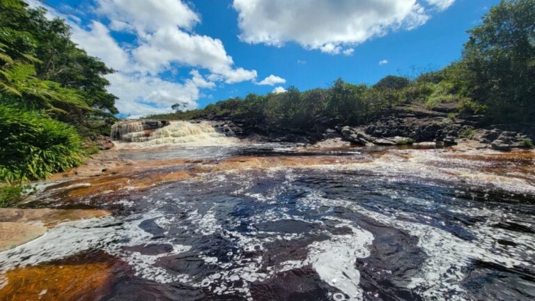 cachoeira-agua-de-rio-natureza-beleza-foto-queviagemeessa_