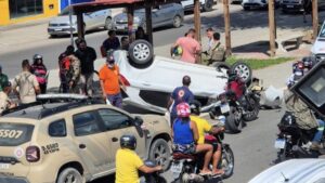carro-capota-na-avenida-fraga-maia-em-Feira-de-Snatana-foto-ed-santos-