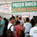 cek9Gg2d-Distribuicao-de-vale-livros-marca-primeiro-dia-de-participacao-de-alunos-das-escolas-municipais-no-Flifs6