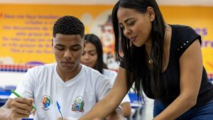 escola-sala-de-aula-professora-estudante-aluno-Foto-Andre-Fofano