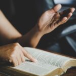 8fylBTjT-espiritualidade-e-religiao-as-maos-postas-em-oracao-sobre-uma-biblia-sagrada-na-igreja-conceito-de-fe_1150-14900