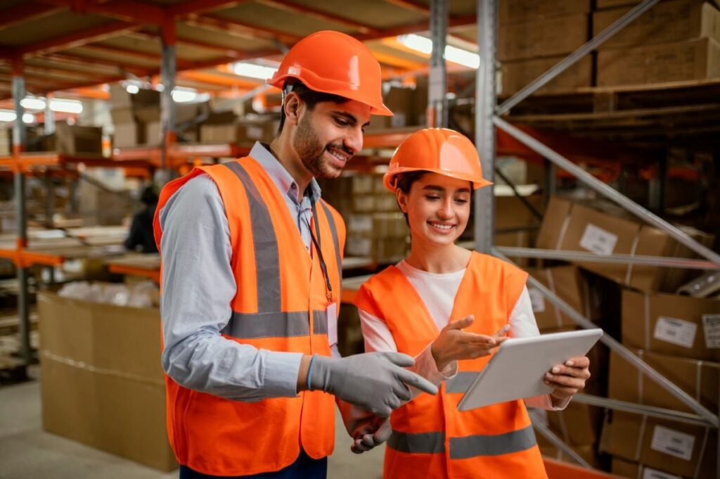 Auxiliar-de-producao-logistica-industria-foto-freepik