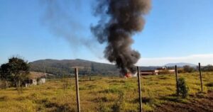 Aviao-de-pequeno-porte-pega-fogo-ao-cair-em-Minas-Gerais-Foto-Reproducao-TV-Globo