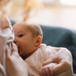 Bebe-sendo-amamentado-amamentacao-Foto-Divulgacao-Envato-Imagens