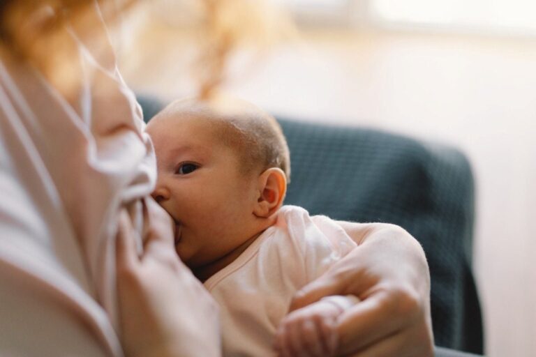 Bebe-sendo-amamentado-amamentacao-Foto-Divulgacao-Envato-Imagens