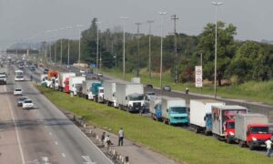Caminhao-transporte-rodoviario-de-cargas-Foto-Tania-Rego-Agencia-Brasil