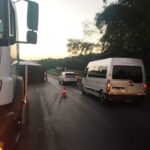 Carreta-bloqueia-trafego-na-BR-324-em-Conceicao-do-Jacuipe-sentido-Feira-de-Santana-Foto-Reproducao-2