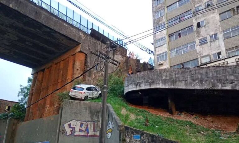 Carro-derruba-mureta-de-viaduto-e-quase-despenca-em-Salvador-Foto-Reproducao-Redes-Sociais