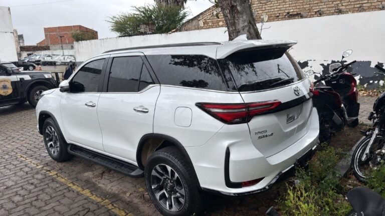 Carro-veiculo-apreendido-Toyota-Hiluz-foto-divulgacao-
