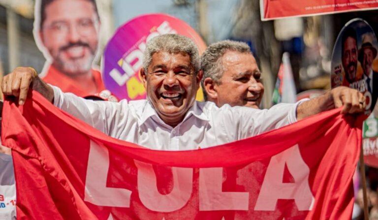 Com-Rui-e-Wagner-Jeronimo-realiza-caminhada-pelas-ruas-de-Feira-de-Santana-foto-divulgacao-1-1