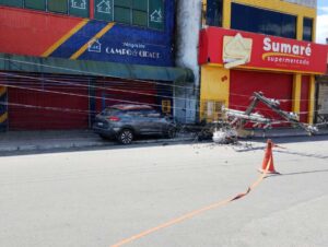 Condutora-colide-carro-contra-poste-de-alta-tensao-e-deixa-parte-de-Conceicao-do-Jacuipe-sem-energia-Foto-Jefferson-Araujo-Acorda-Cidade