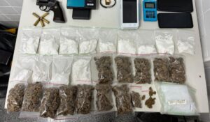 Dois-homens-sao-presos-com-arma-maconha-e-cocaina-durante-acao-da-PM-no-bairro-Brasilia-foto-reproudcao-