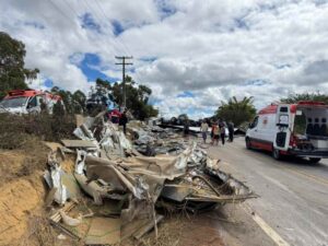 Duas-pessoas-morrem-e-quatro-ficam-feridas-apos-acidente-entre-caminhao-carro-e-motocicleta-Foto-Iury-Sao-Paulo