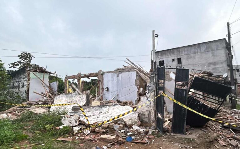 Explosao-de-botijao-de-gas-destroi-tres-casas-e-deixa-tres-feridos-em-Santo-Antonio-de-Jesus