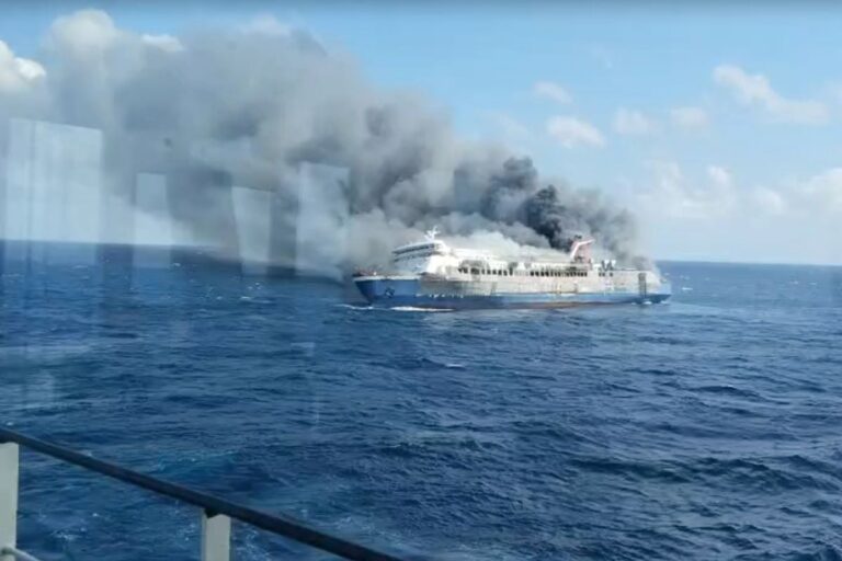 Incendio-atinge-balsa-na-costa-da-Indonesia-e-deixa-deixa-5-mortos-e-41-desaparecidos-Foto-Reproducao-Basarnas-via-AP