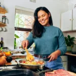 Jovem-cozinhando-em-casa-