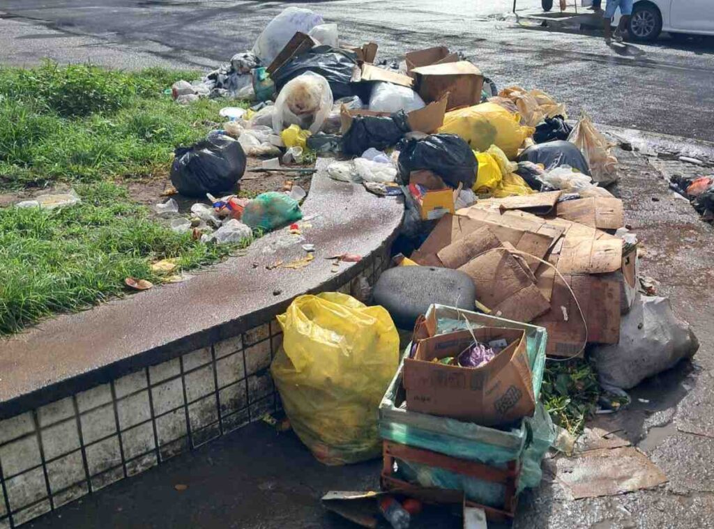 Lixo-acumulado-em-Feira-de-Santana