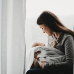 Mae-com-bebe-no-puerperio-Foto-Reproducao-Freepik
