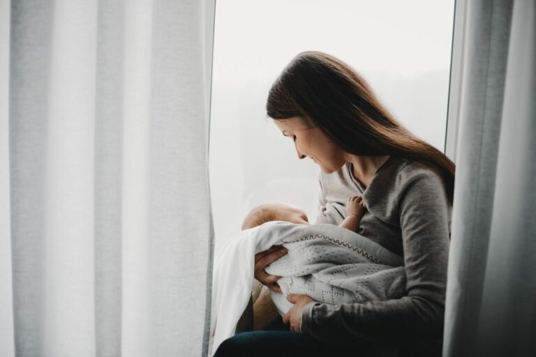 Mae-com-bebe-no-puerperio-Foto-Reproducao-Freepik