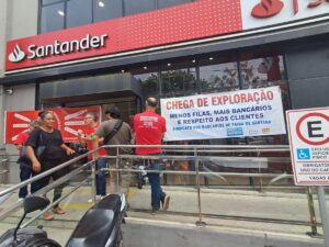 Manifestacao-do-sindicato-dos-bancarios-paraliza-funcionamento-da-agencia-Santander-da-Getulio-Vargas-foto-Ney-Silva-Acorda-Cidade-00