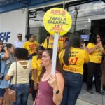 Manifestacao-dos-professores-em-frente-ao-CEAF-de-Feira-de-Santana