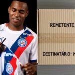 Manto-de-Aco-Bahia-brinca-com-tentativa-de-rasgar-camisa-do-clube-no-Ba-Vi-foto-reproducao-