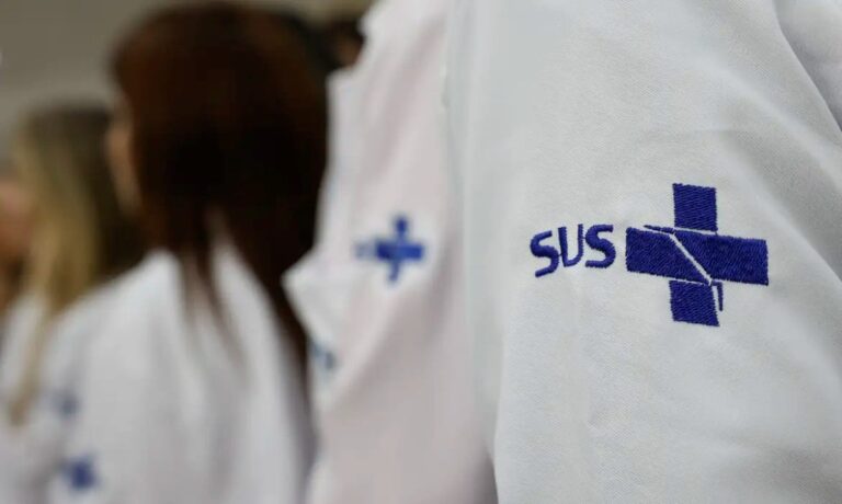 Medicos-jaleco-SUS-Foto-Fernando-Frazao-Agencia-Brasil