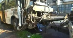 Micro-onibus-colide-com-poste-em-Salvador-Foto-Reproducao-TV-Bahia
